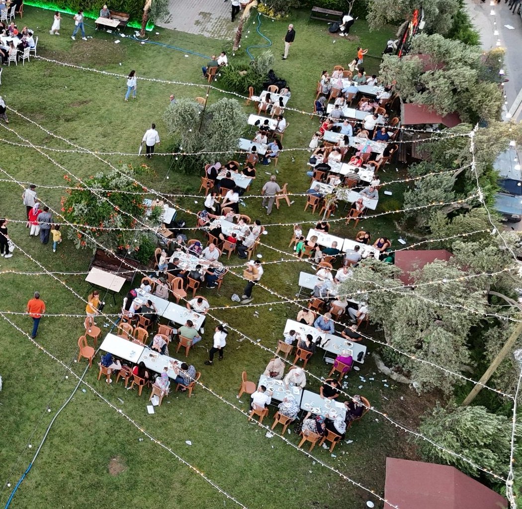Çınar’ın bahçesinde ağaçların altında davetliler