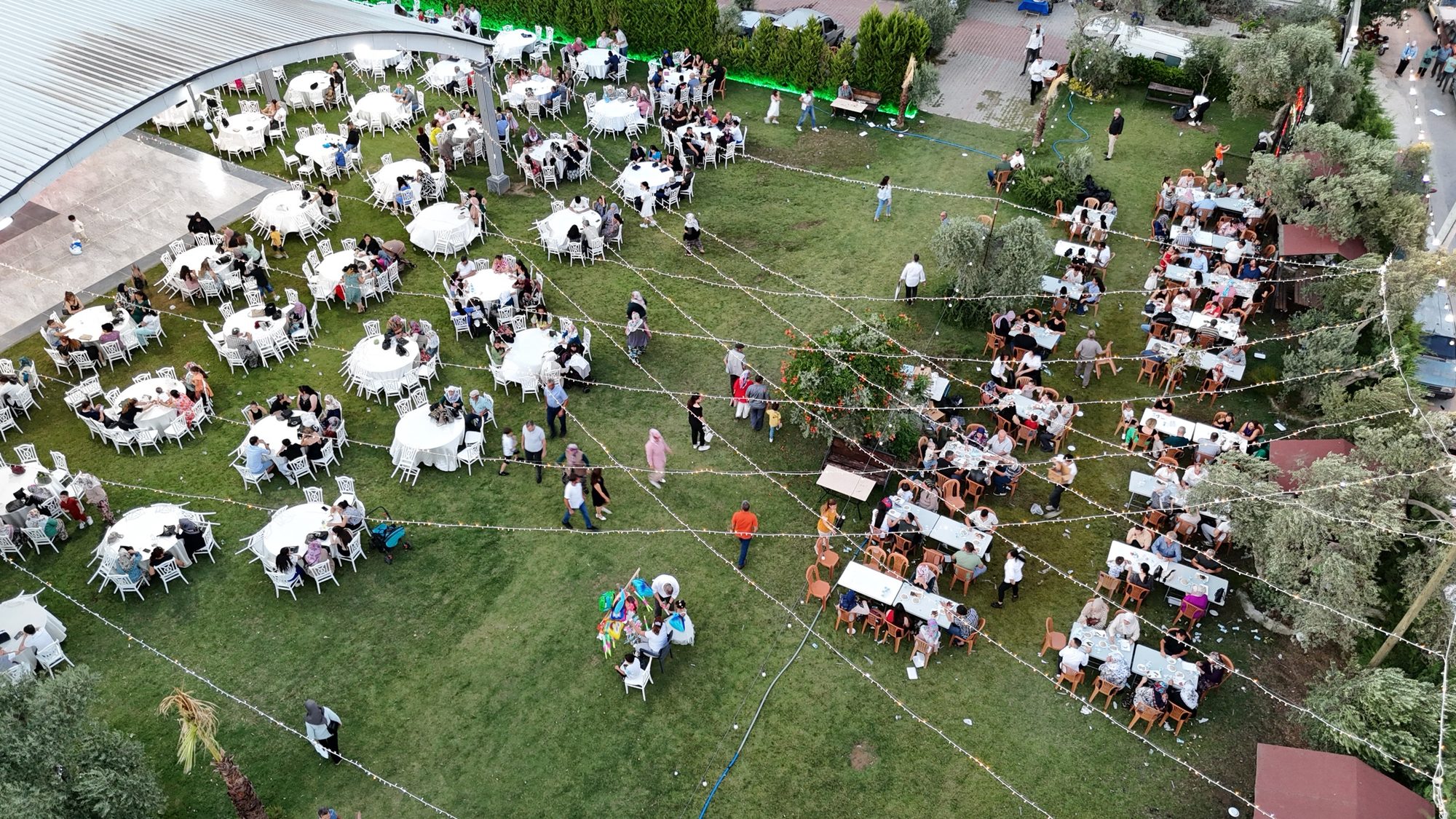 Çınar Kır Düğün Salonu’nun gündüz kurulmuş düğün alanının havadan görünümü